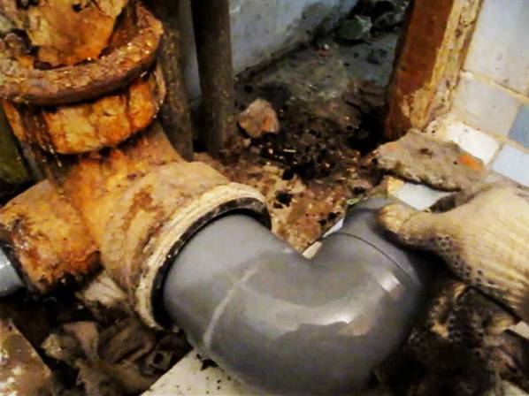 Как соединить чугунную канализационную трубу с пластиковой: способы и видеообзор