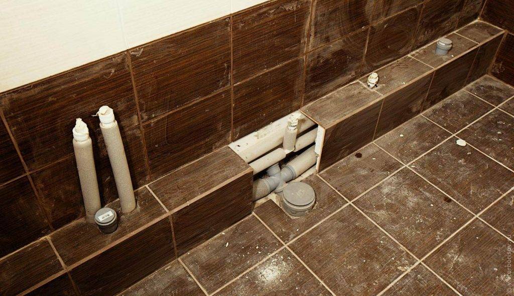 Самостоятельно прячем трубу в ванной комнате