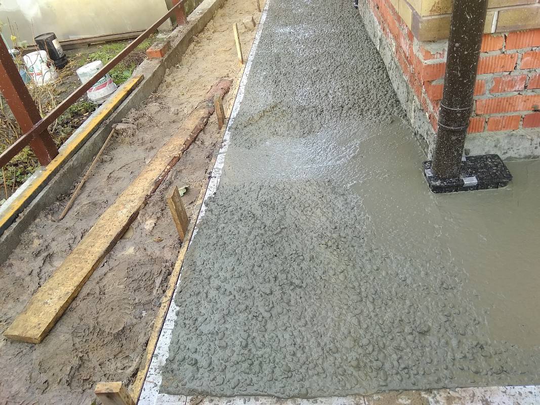 Укладка тротуарной плитки на отмостку из бетона – технология проводимых строительных операций