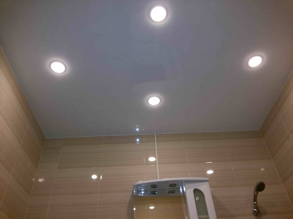 Освещение на кухне с натяжным потолком: типы подходящих ламп и варианты расположения светильников