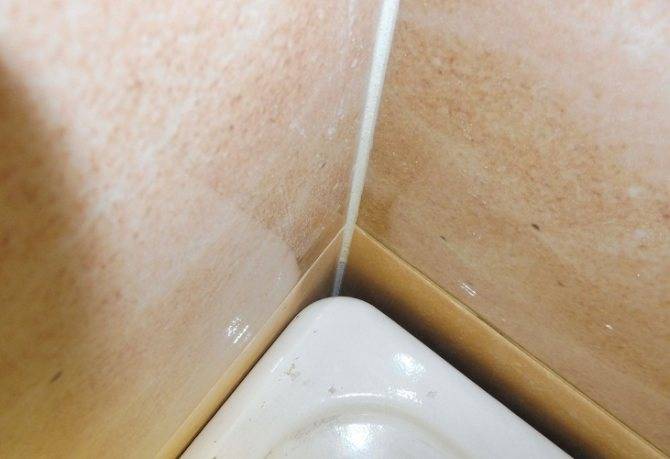 Как заделать щели и зазоры между ванной и стеной: обзор эффективных и эффектных решений, фото удачных вариантов