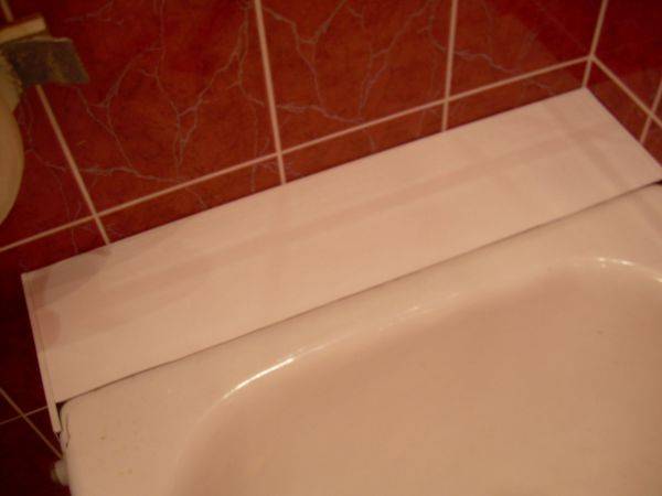 Чем лучше всего заделывать стык между ванной и стеной?