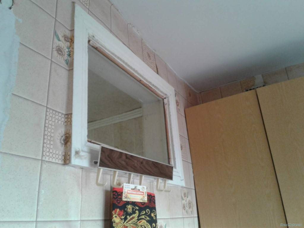 Окно между ванной и кухней: зачем оно нужно в «хрущевке» и как его оформить?