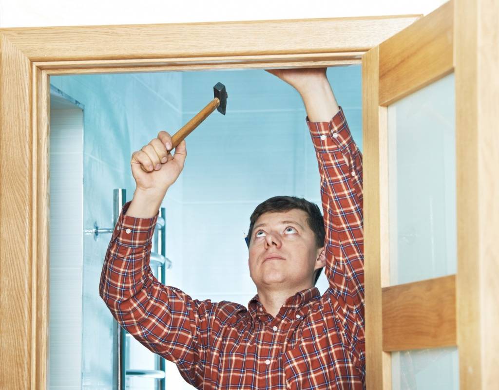 Вставить стекло в межкомнатную дверь: где и какой стороной его установить, можно ли сделать ремонт и как осуществить это правильно?