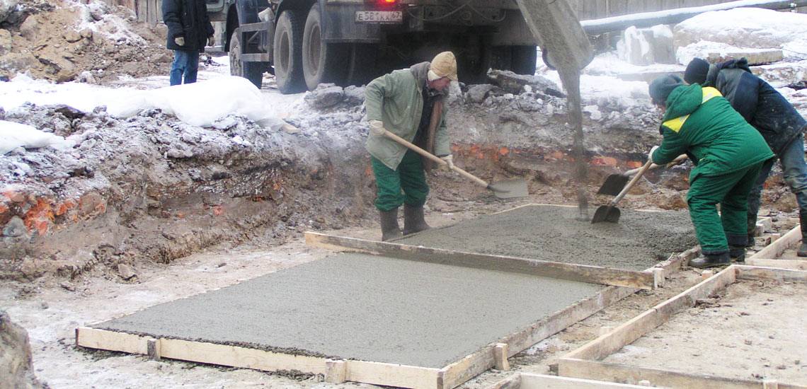Бетонирование в зимнее время, заливка бетона в мороз: особенности, технология