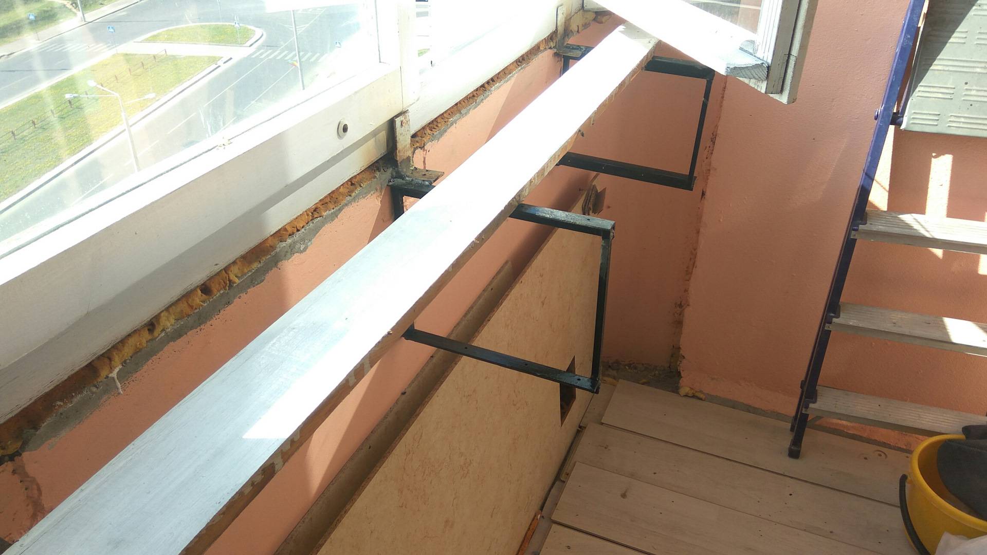 Установка подоконника на балконе — инструкция по монтажу