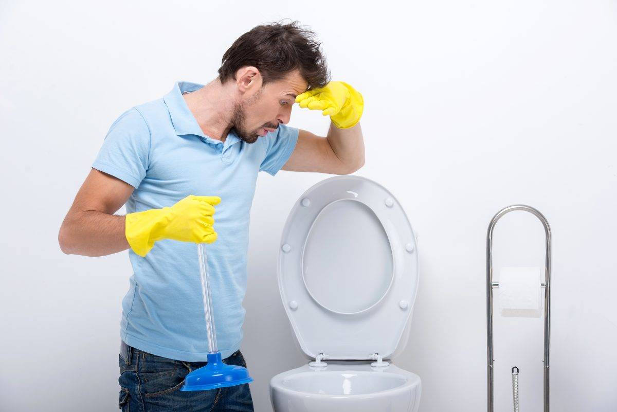 Запах канализации в ванной: что делать и как устранить