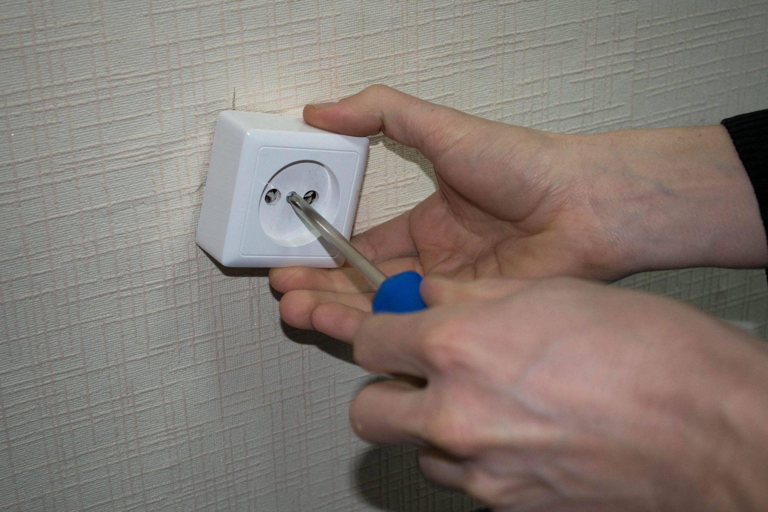 Замена старой розетки и выключателя в квартире своими руками: видео, как заменить их самостоятельно