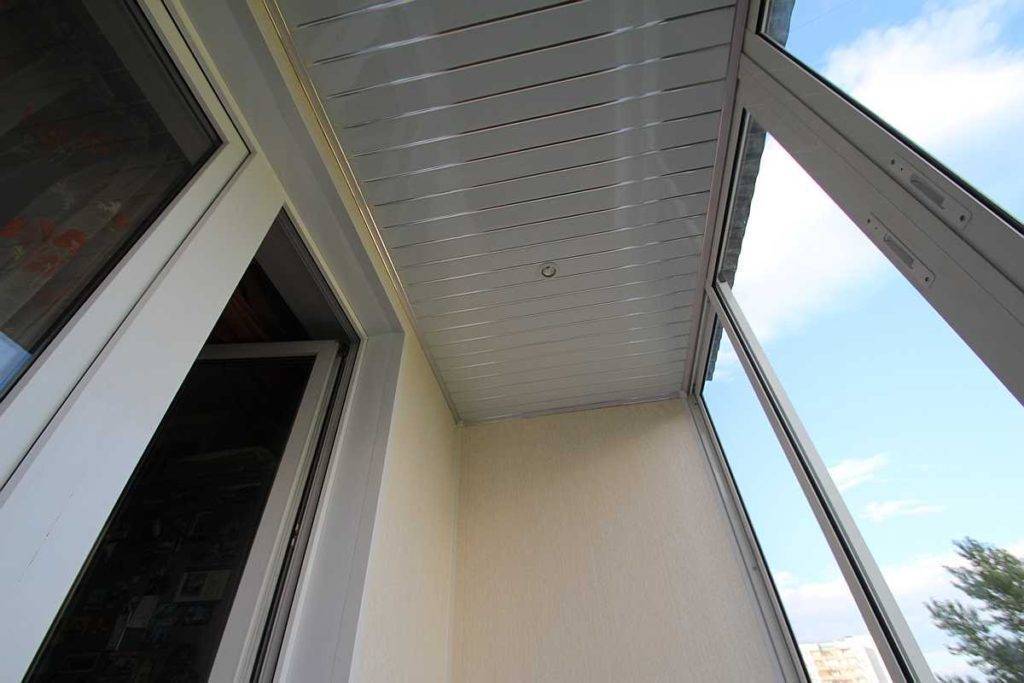 Потолок на балконе — какой лучше сделать?