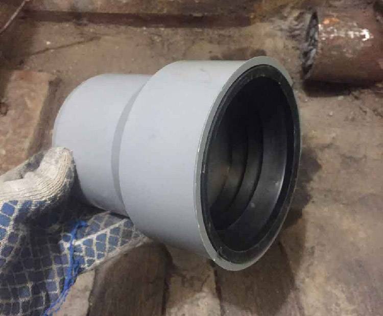 Как надежно соединить чугунную канализационную трубу с пластиковой?