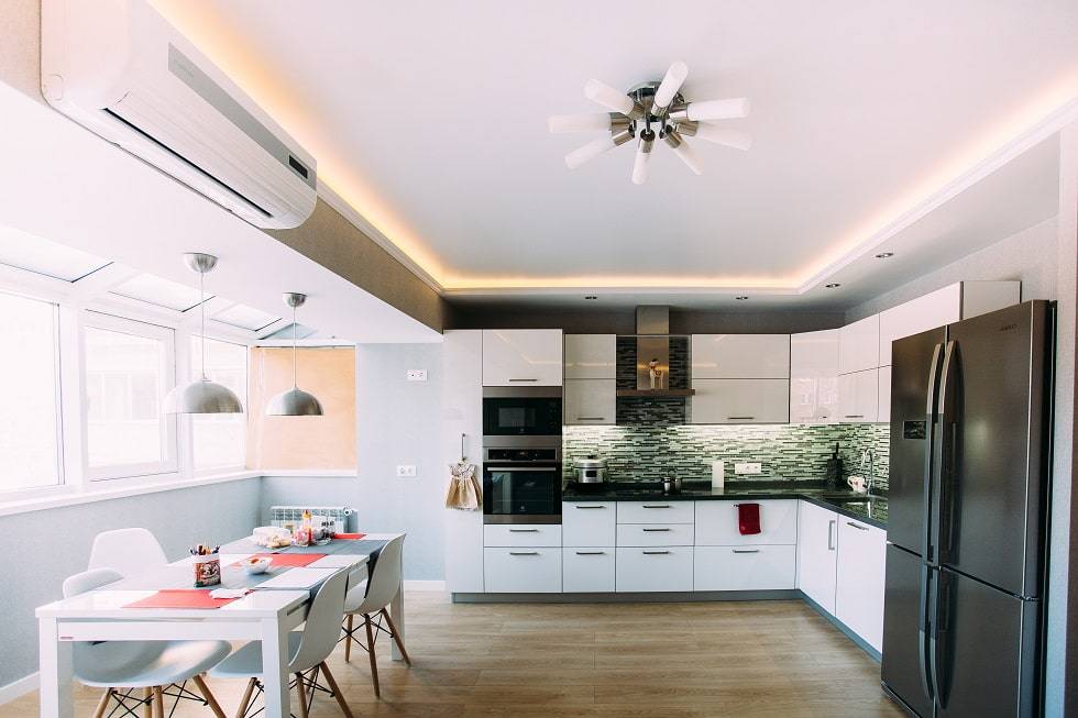 Какой потолок лучше сделать на кухне с газовой плитой: можно ли делать натяжной в помещениях с колонкой