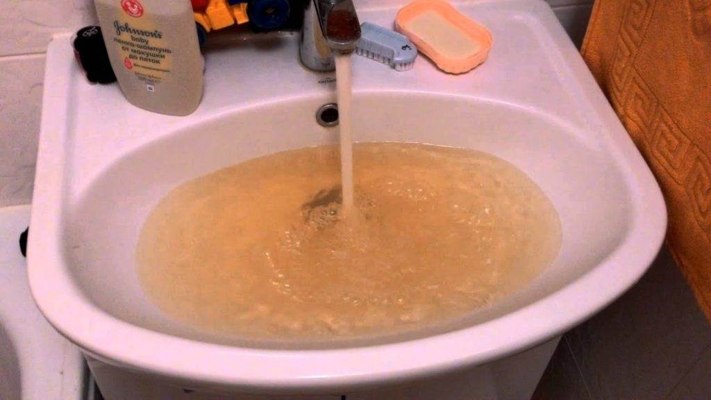 Что делать, если начала желтеть вода из скважины — выявляем и искореняем причины
