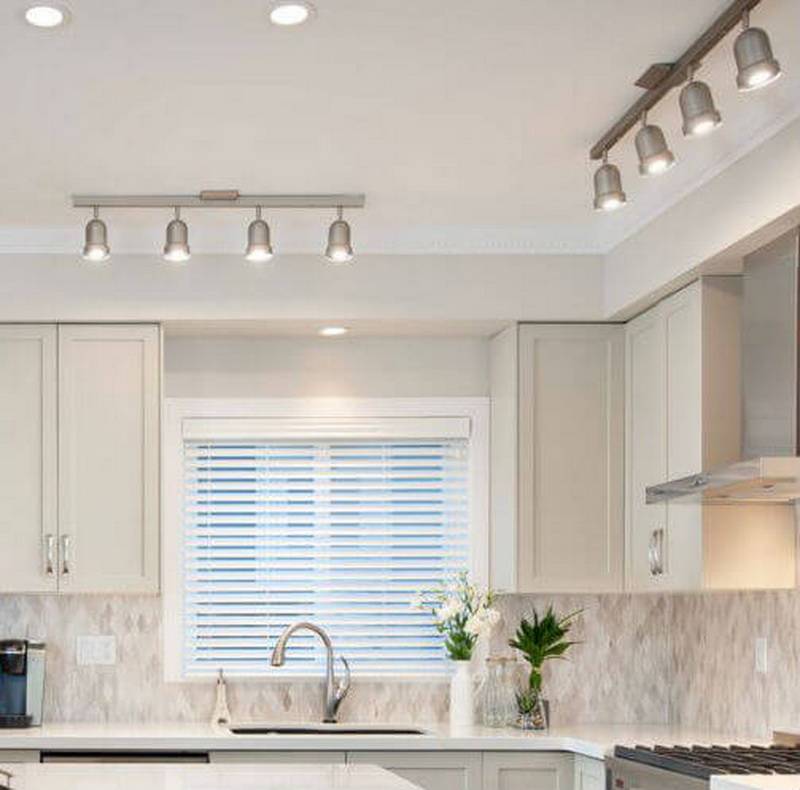 Варианты освещения на кухне с натяжным потолком фото