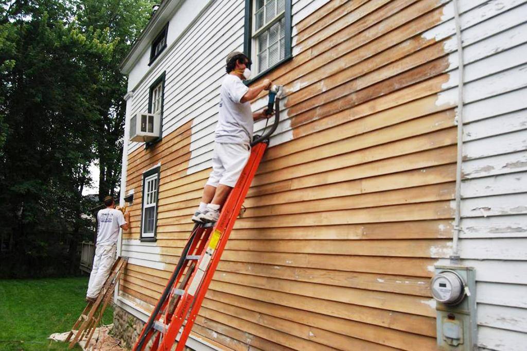 Покраска дома из бруса (40 фото): чем обработать строение снаружи сразу после постройки, как покрасить избу, обработка бруса
