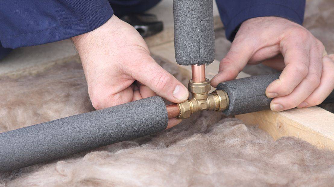 Как сделать утепление труб водоснабжения в частном доме – правила выполнения работ