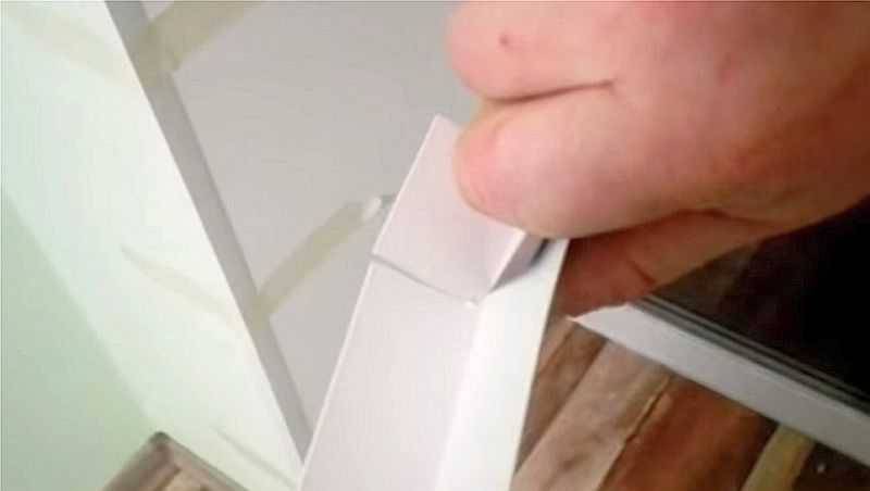 Как вырезать и приклеить уголки на дверные и оконные откосы. как установить уголки на откосы