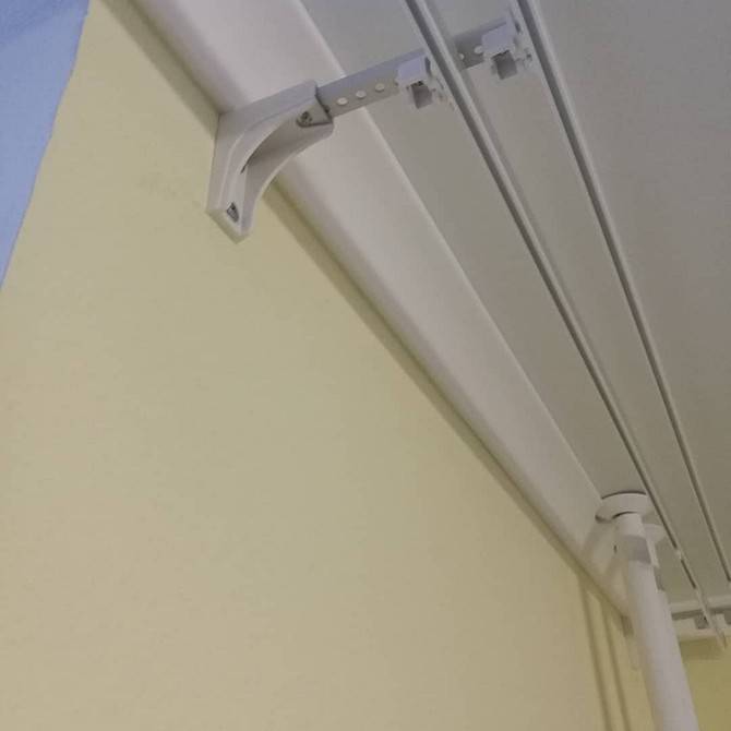 Как крепить потолочный карниз к потолку? 82 фото установка к натяжному потолку для штор, на каком расстоянии вешать на кронштейны
