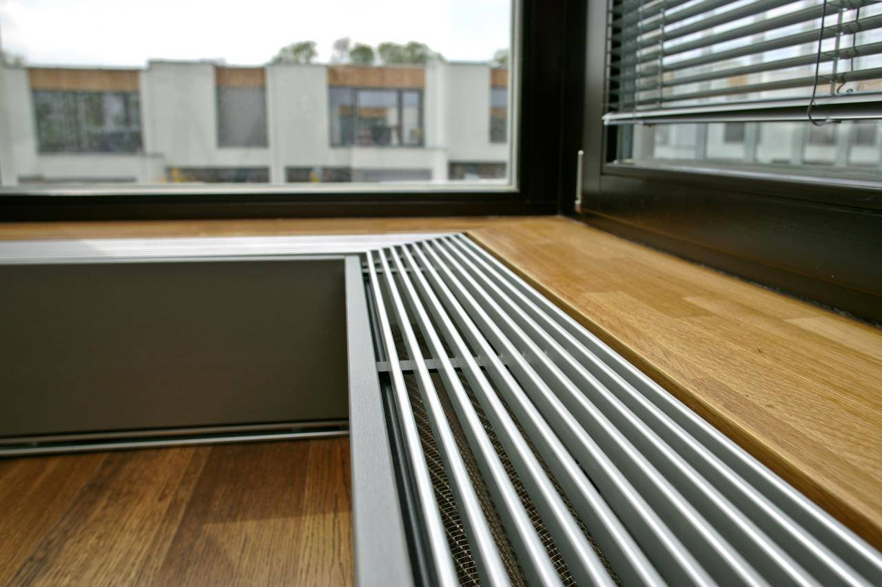 Использование низких радиаторов отопления для панорамных окон