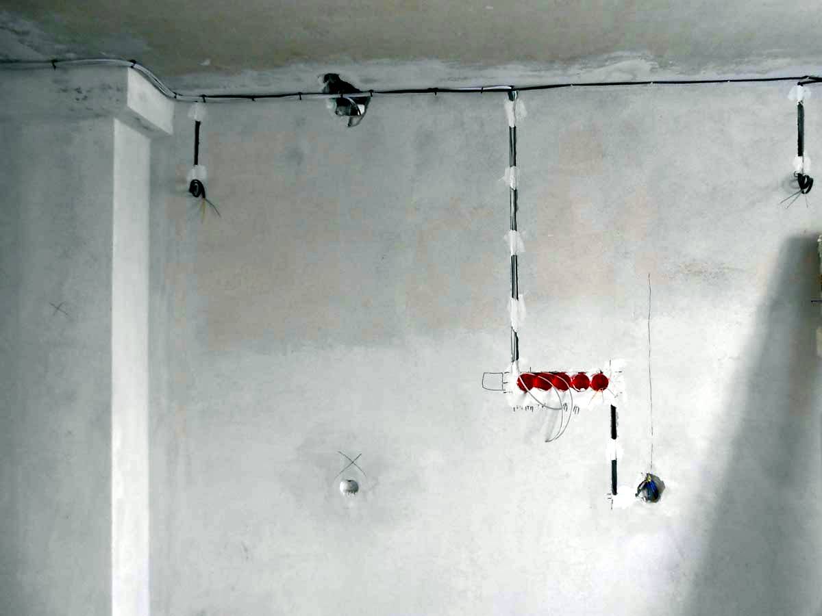 Монтаж электропроводки по потолку и способы её крепления