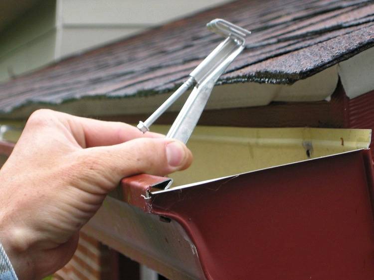 Как установить водостоки, если крыша уже покрыта: устанавливаем правильно водостоки своими руками, выбрав подходящий вариант