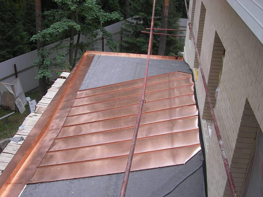 Фальцевая крыша – особенности монтажа и ремонта кровельного покрытия
