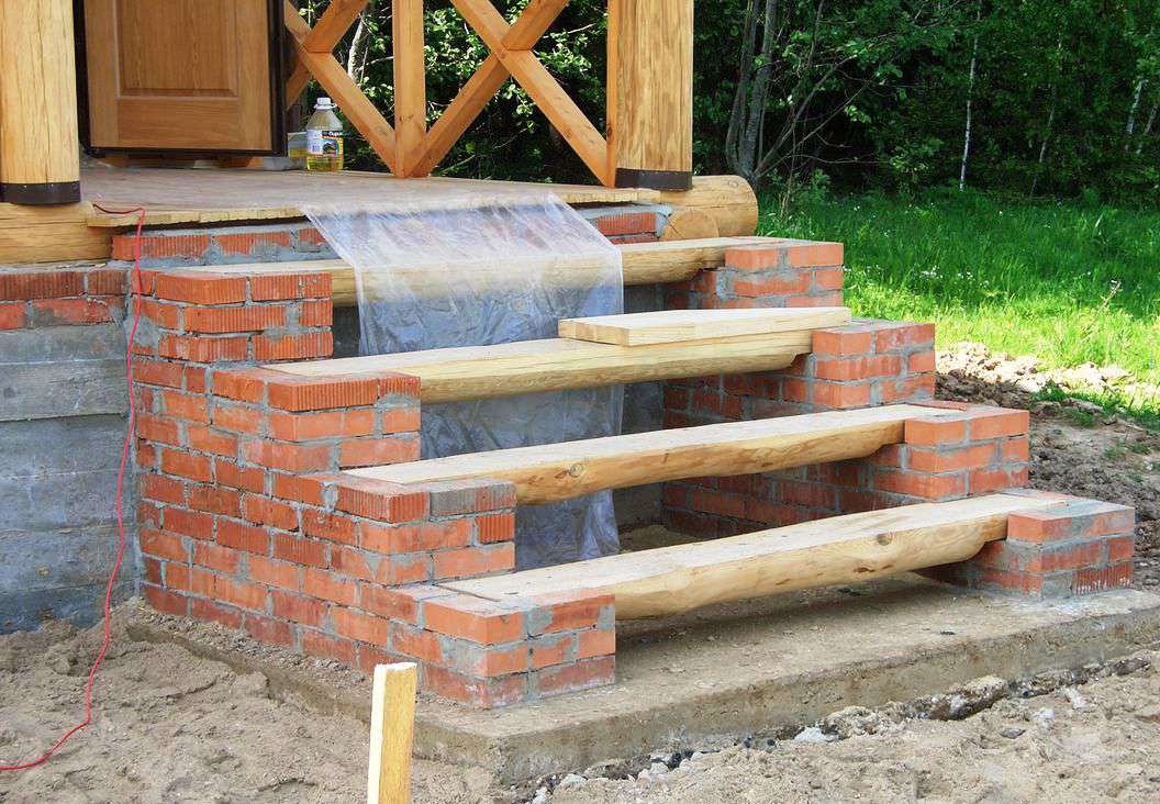 Крыльцо к деревянному дому (64 фото): как построить крылечко своими руками, красивые варианты конструкции, как пристроить изделие к дому