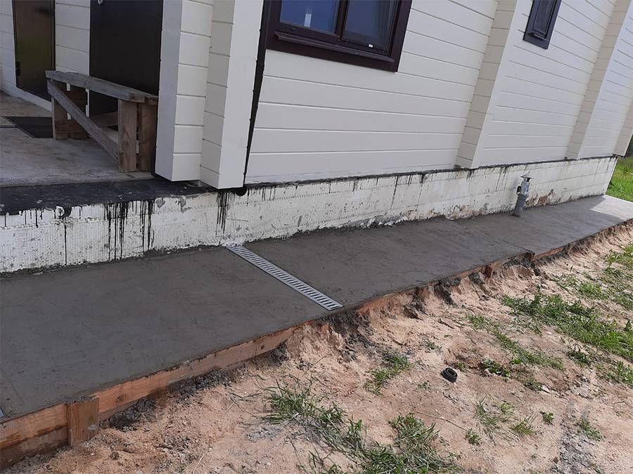 Пошаговая инструкция, как правильно сделать отмостку вокруг дома из бетона своими руками