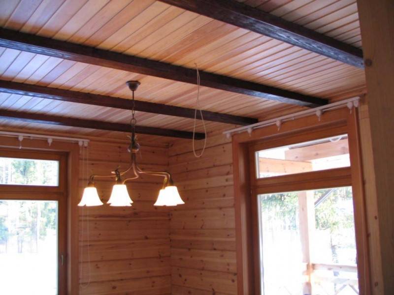 Варианты оформления низких потолков в деревянном доме