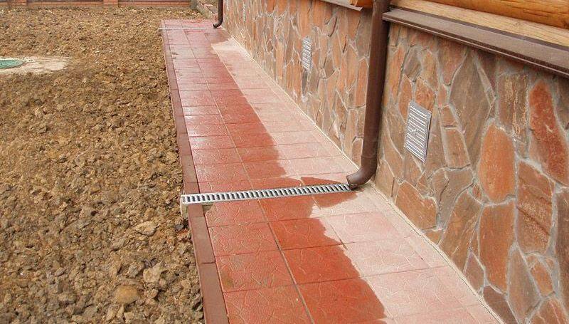 Пошаговая инструкция, как уложить тротуарную и другую плитку на бетонную отмостку