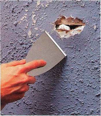 Мокрое отверстие. Шпатлевка для отверстий в стене. Шпаклевка отверстия в стене. Зашпаклевать дырку в стене. Шпатлёвка для дыр в стене.
