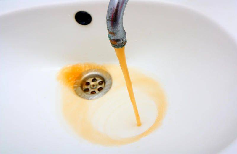 Почему вода из скважины желтеет: причины + методы очистки | гидро гуру