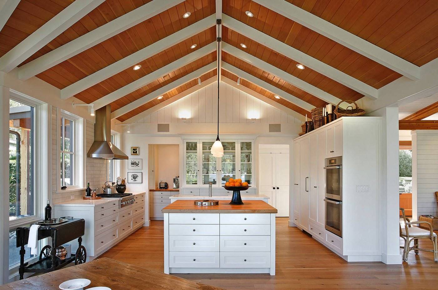 Как отделать потолок в деревянном доме?