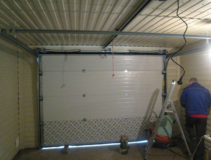 Ворота для гаража секционные подъемные: как изготовить и установить своими руками, размер и монтаж самодельных складных ворот