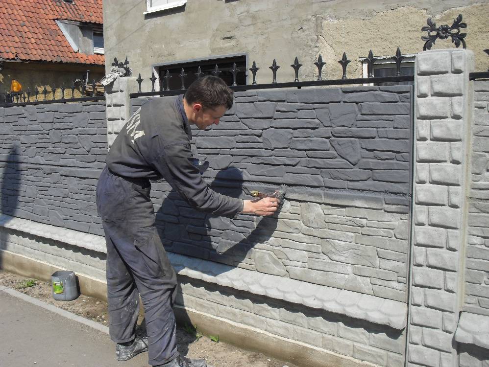 Как покрасить бетонный забор: выбор краски и этапы работ