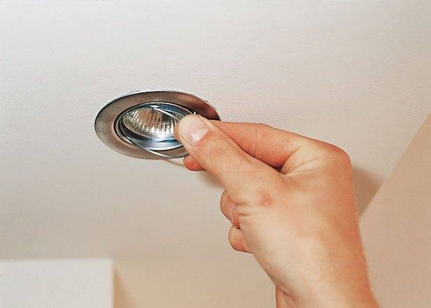 Пошаговая инструкция, как в натяжном потолке поменять лампочку