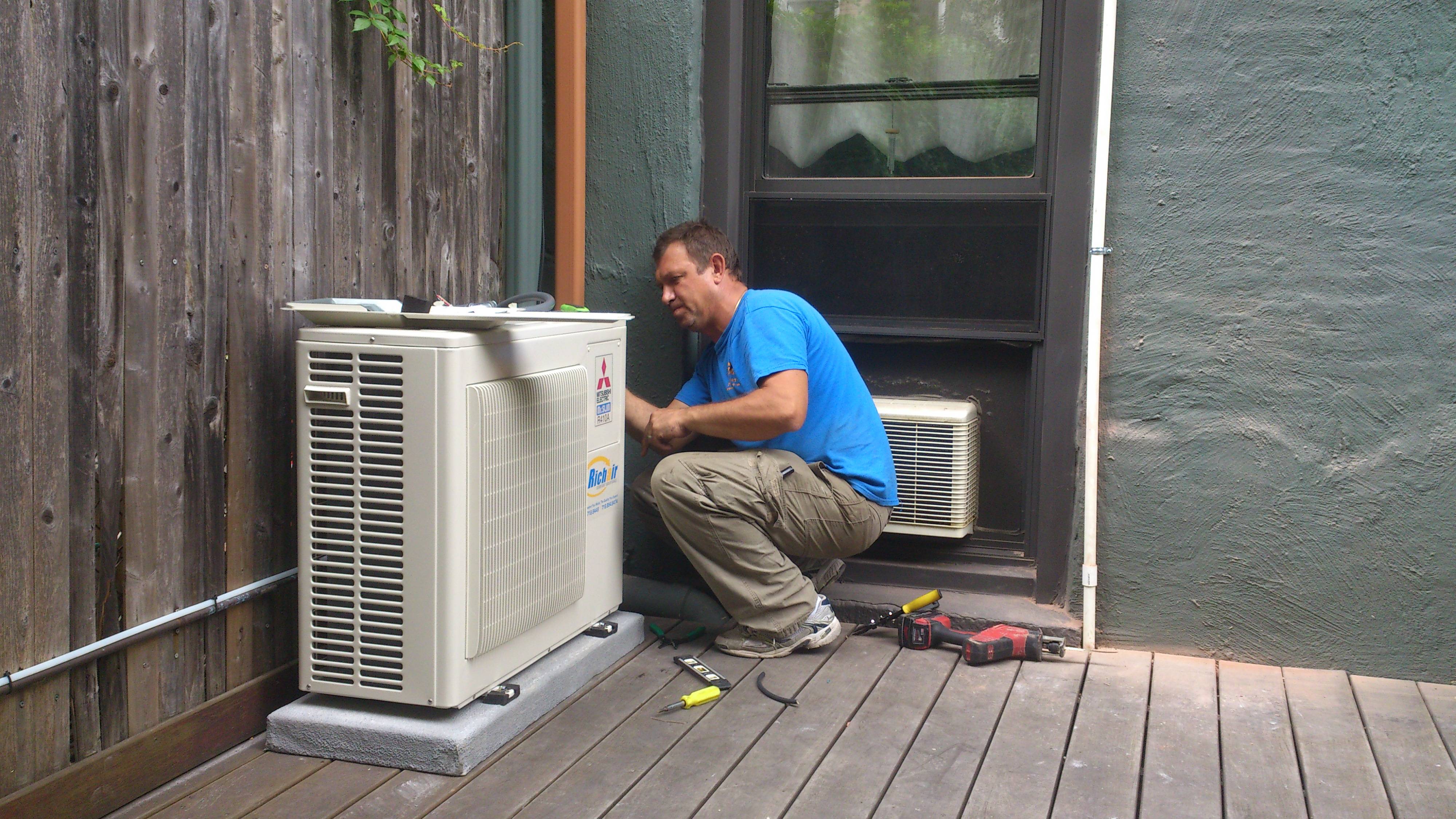 Добавь кондиционер. Ductless Heat Pump Mini-Split System. Кондиционер. Кондиционер в частном доме. Кондиционер уличный.