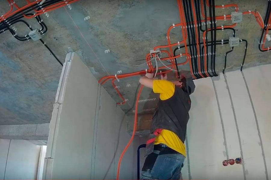 Как крепить провода к потолку