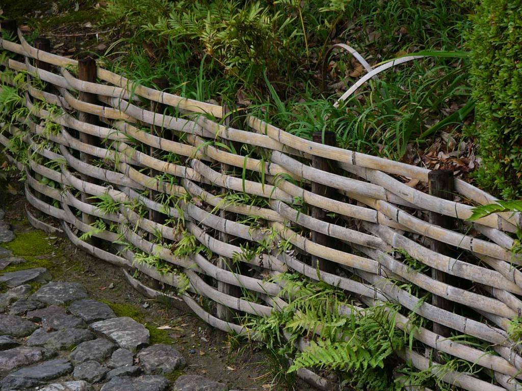Деревянный плетеный забор