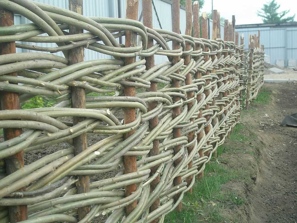Плетеный забор - материалы для изготовления и технология
