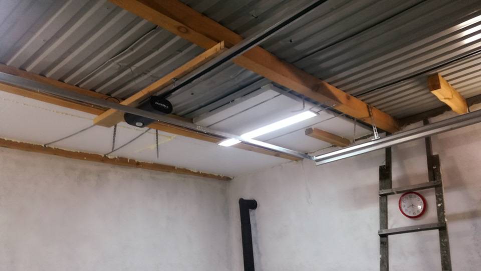 Как утеплить потолок в гараже: выбор материала и способа теплоизоляции