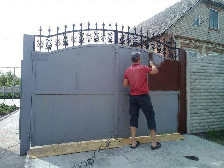 Чем покрасить металлические столбы для забора - всё о воротах и заборе