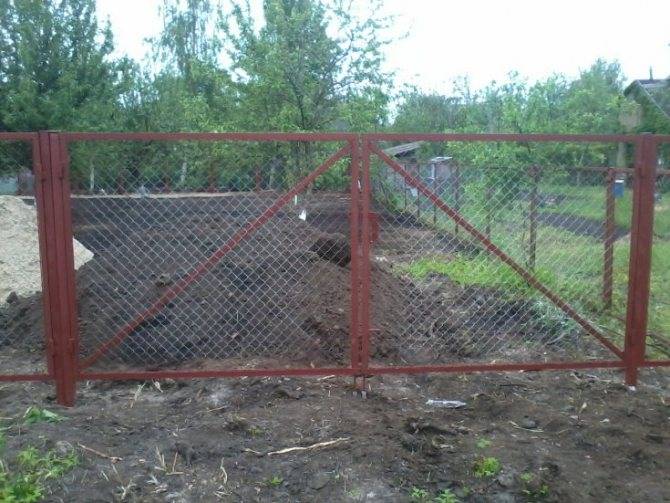 Забор из рабицы своими руками - пошаговая инструкция!
