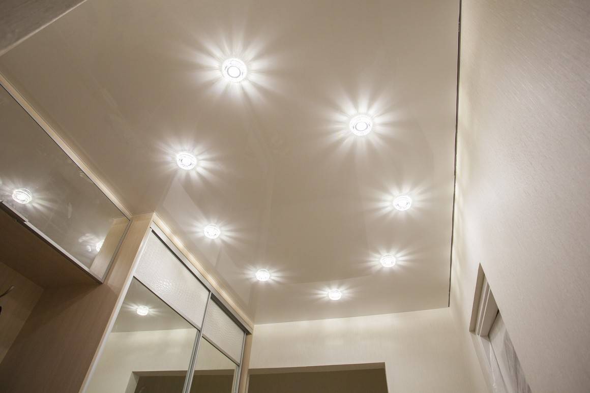 Наиболее популярные схемы расположения точечных светильников на натяжном потолке с примерами: 51 фото