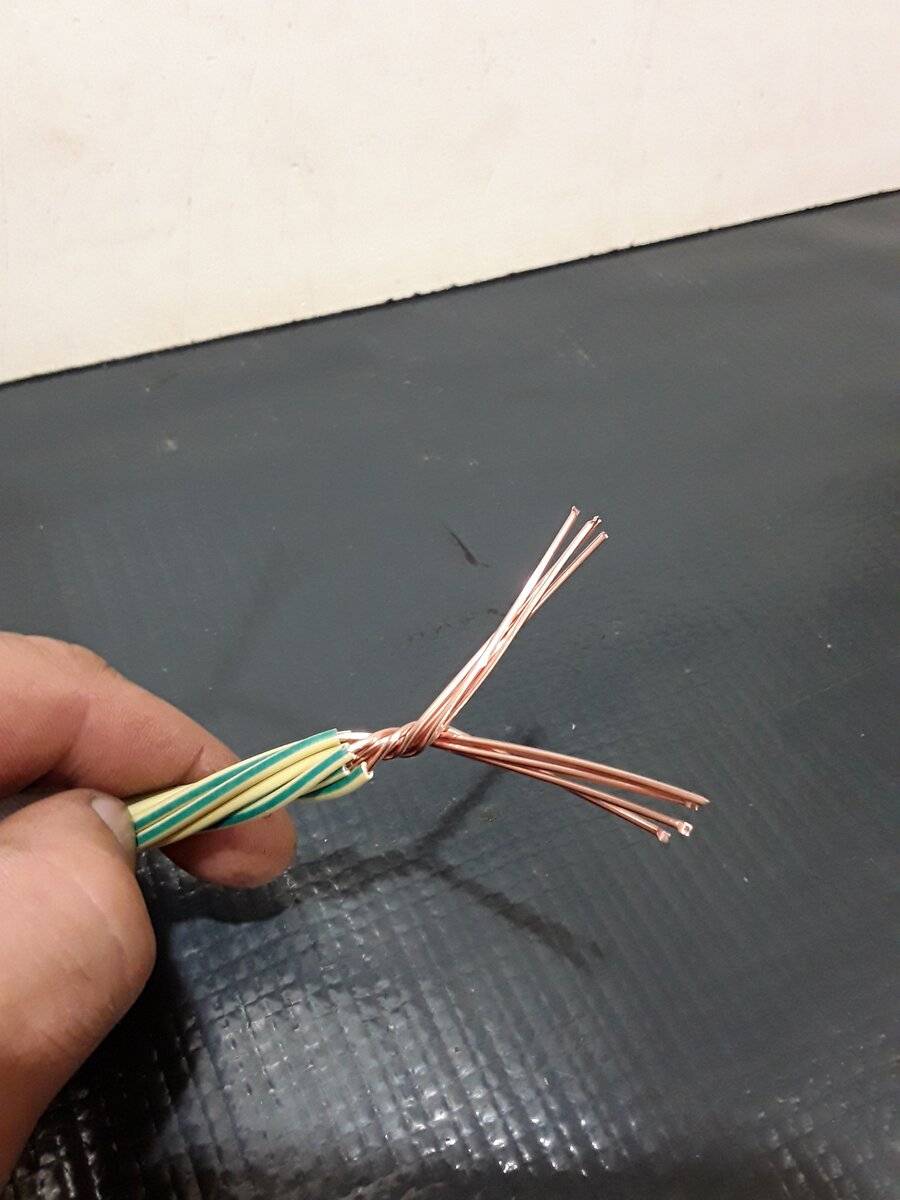 Соединение проводов в распредкоробке методом пайки своими руками