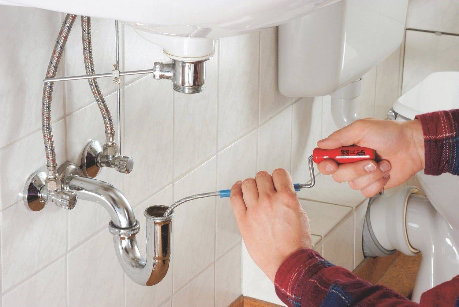 Как устранить запах канализации в квартире или частном доме, что делать, если неприятно пахнет в ванной, туалете или на кухне, причины появления проблемы