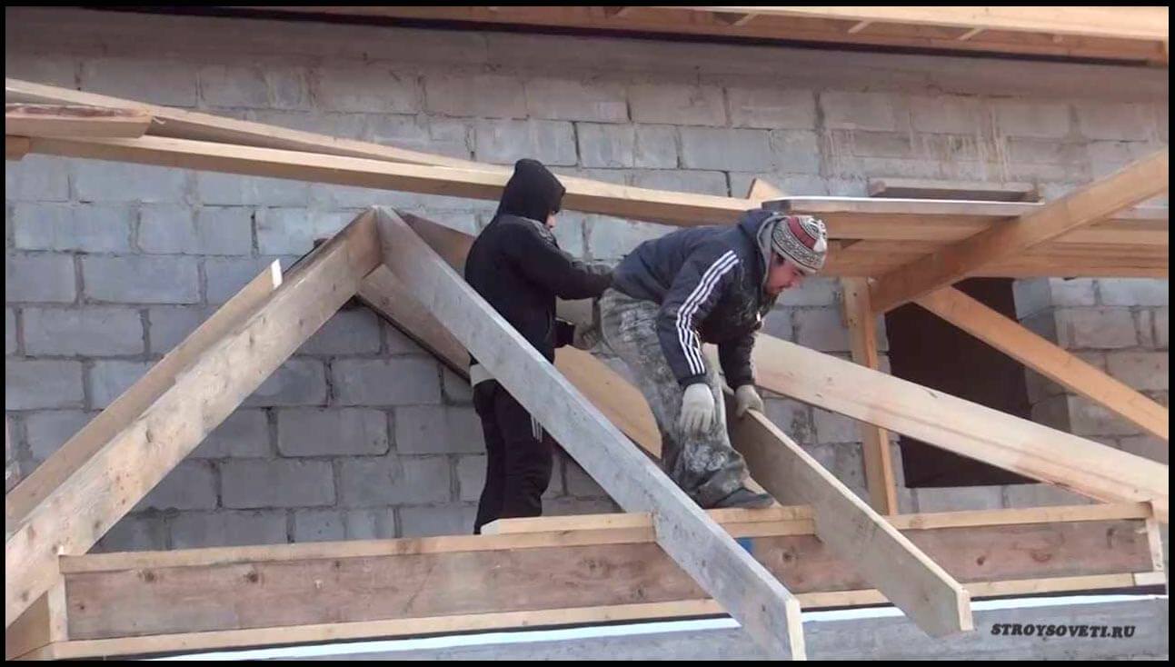 Как сделать односкатную крышу пристройки к дому своими руками