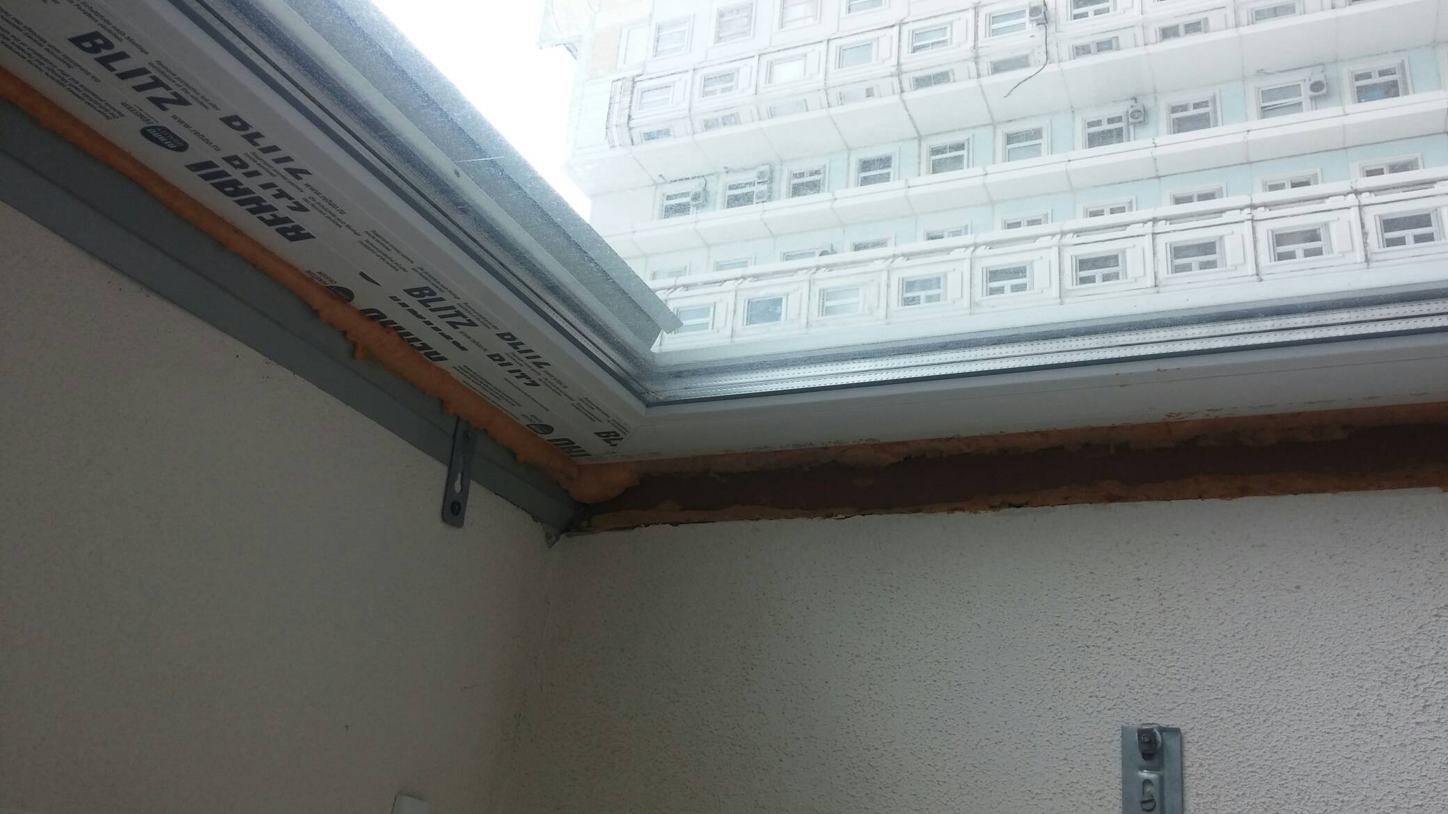 Как избавиться от конденсата на балконе: как правильно сделать вентиляцию своими руками, если потеют окна на лоджии