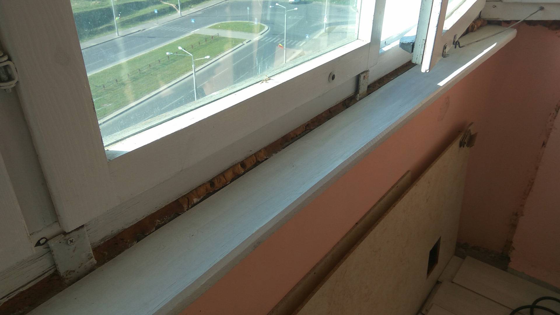 Виды и установка подоконника на балконе или лоджии своими руками: пошаговая инструкция