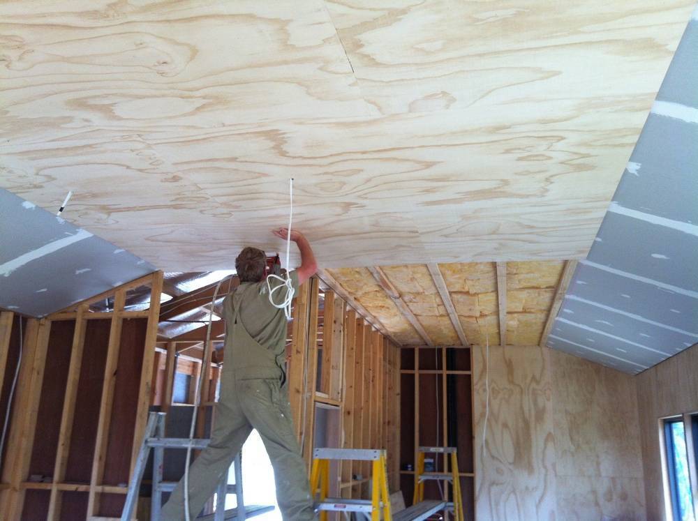 Потолок в деревянном доме — какой лучше сделать?