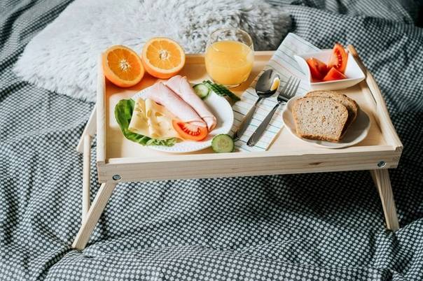 Столик для завтрака в постель – романтический жест для любимого человека!
